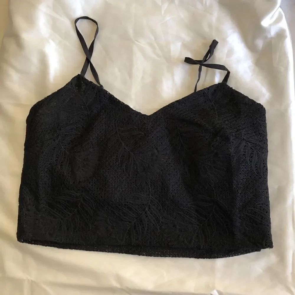 Sadie & Sage Lace Crop top size S. NWOT Black